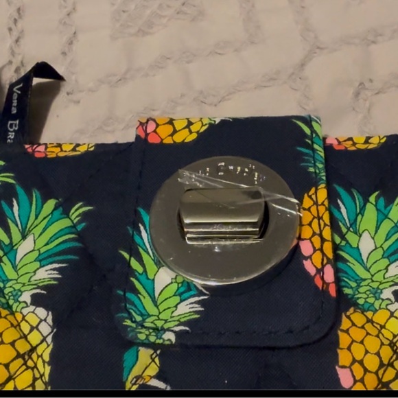 Women’s Vera Bradley RFID quilted clutch purse, navy w/pineapple, NWOT - Picture 8 of 8